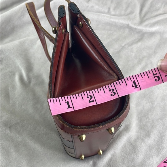 Vintage Brown Satchel with Structured Design and Metal Accents - Picture 15 of 15